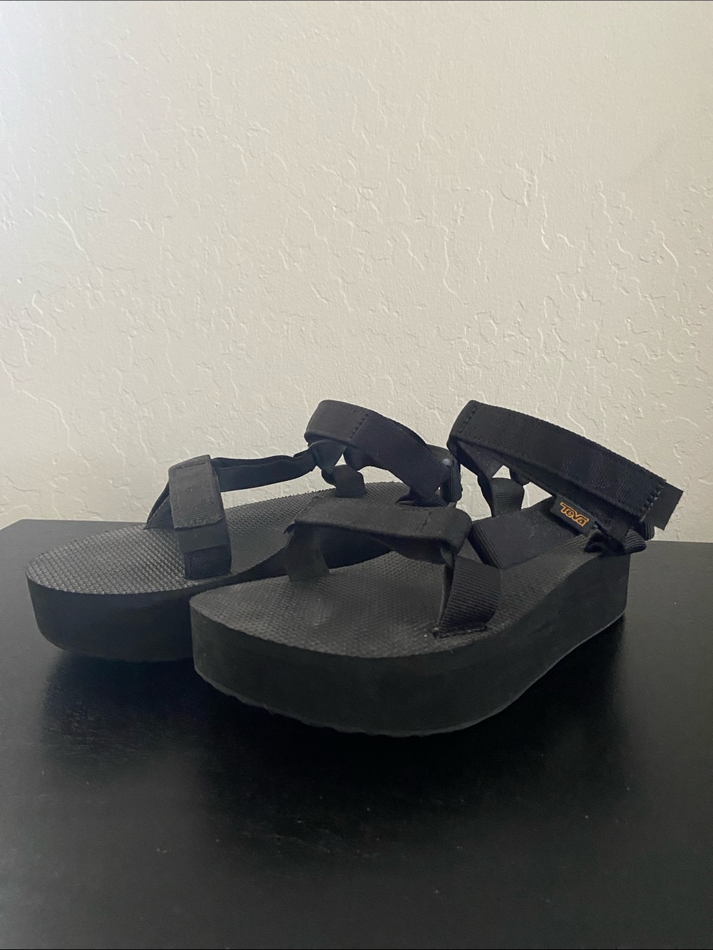 Teva | Black Flatform Sandal Adjustable Straps Size 8 - Picture 4 of 9